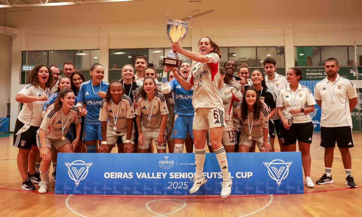 Benfica vence Oeiras Valley Senior Futsal Cup após bater o Leões de Porto Salvo