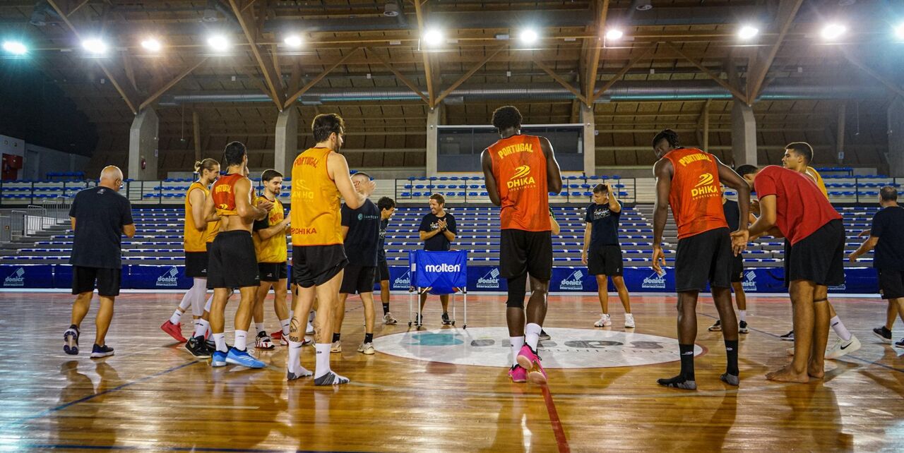 Equipa de basquetebol de Portugal reunida num campo