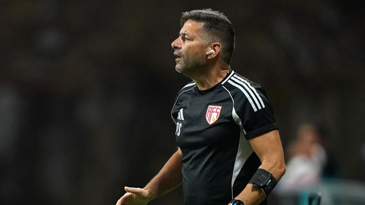 Treinador de futebol atento durante jogo