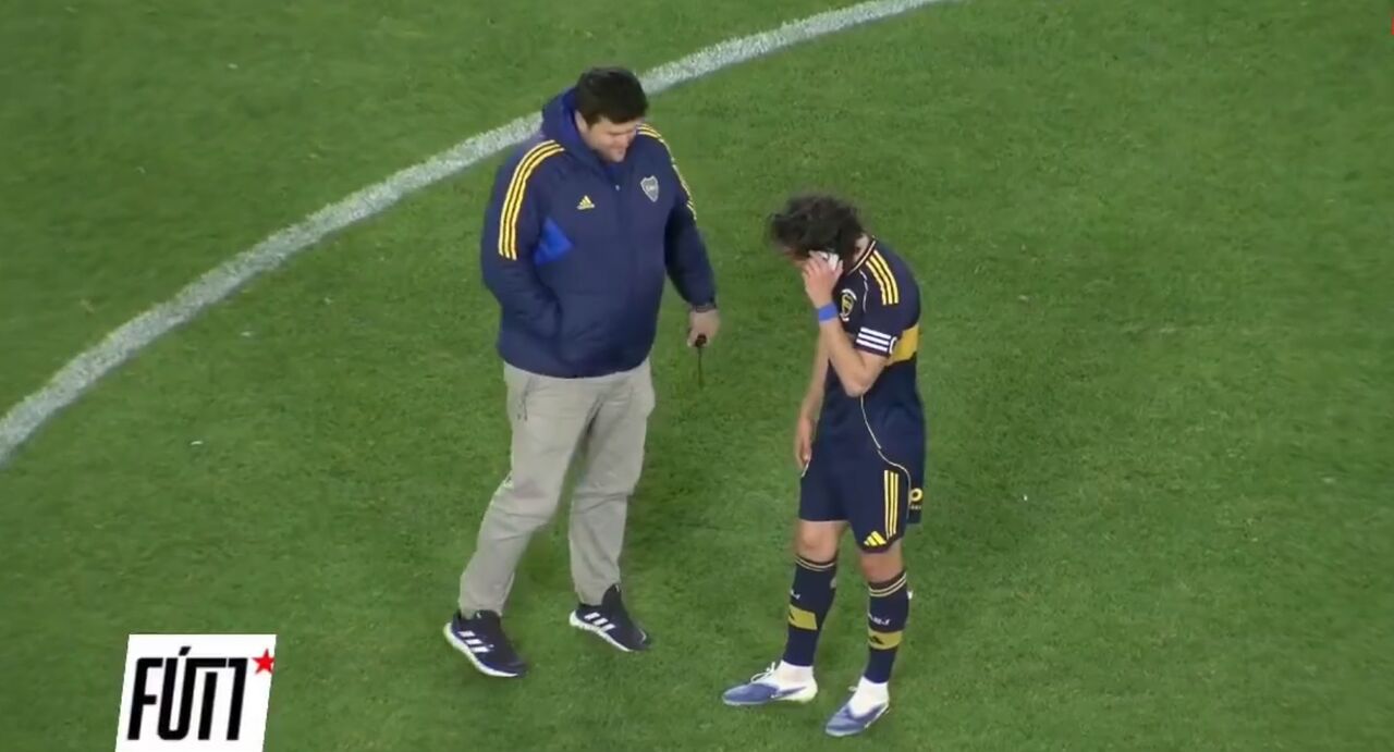 Cavani recebe chamada de Riquelme no relvado para parabéns após golo