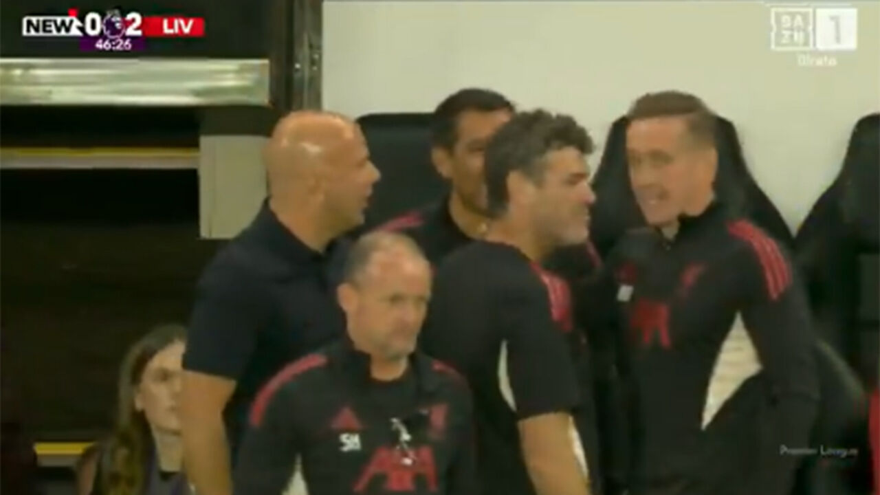 Arne Slot ausente no golo madrugador do Liverpool contra o Newcastle