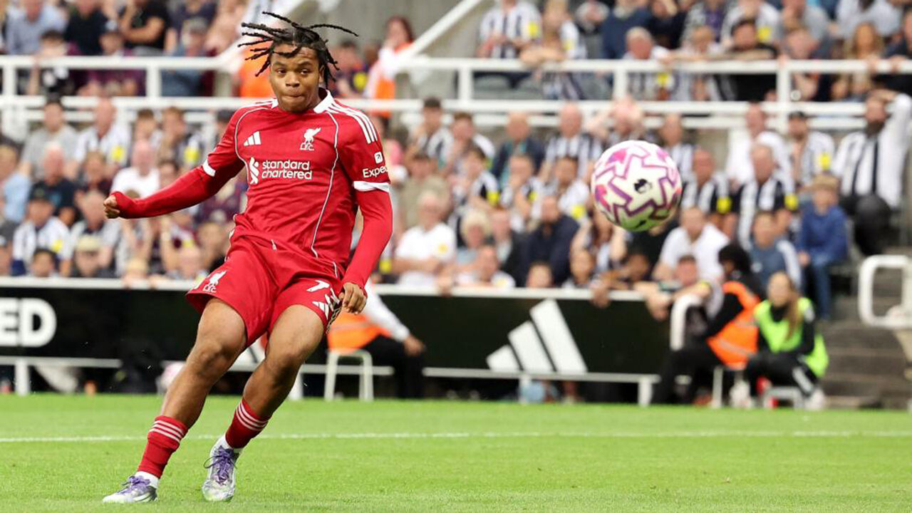 Rio Ngumoha garante vitória ao Liverpool aos 90'+6