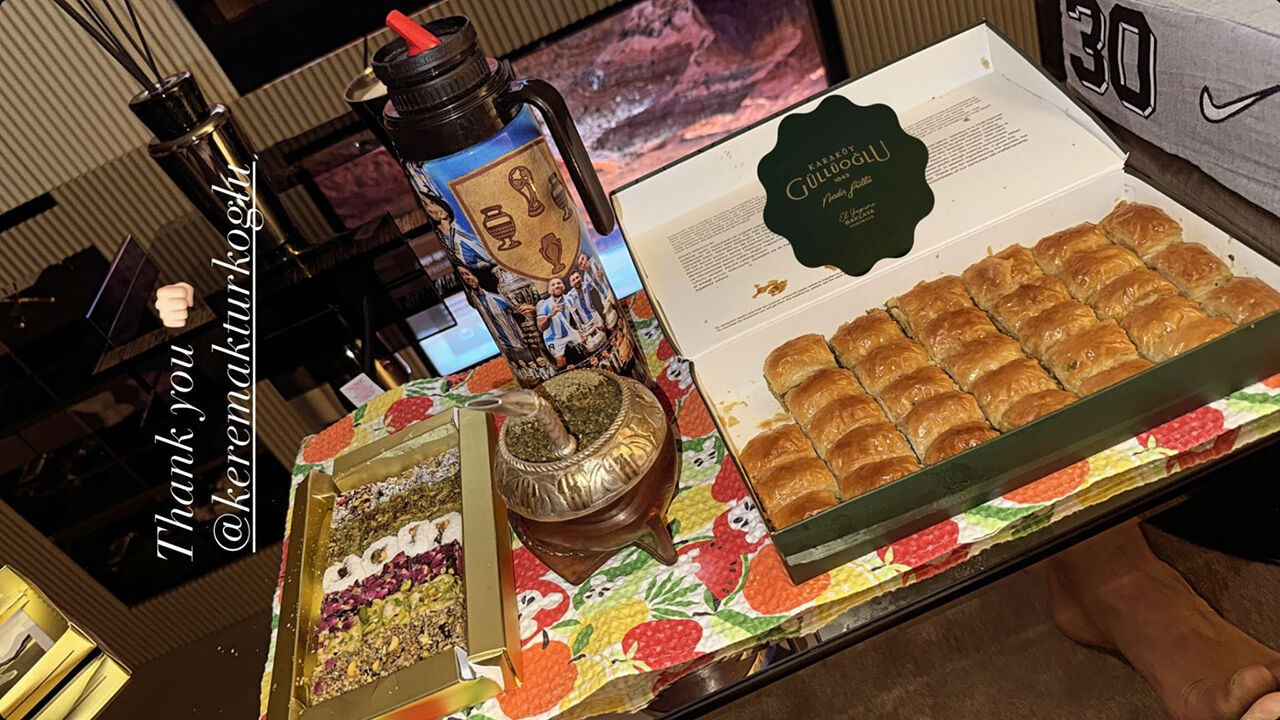 Aktürkoglu oferece iguarias turcas a Otamendi antes do jogo Benfica-Fenerbahçe