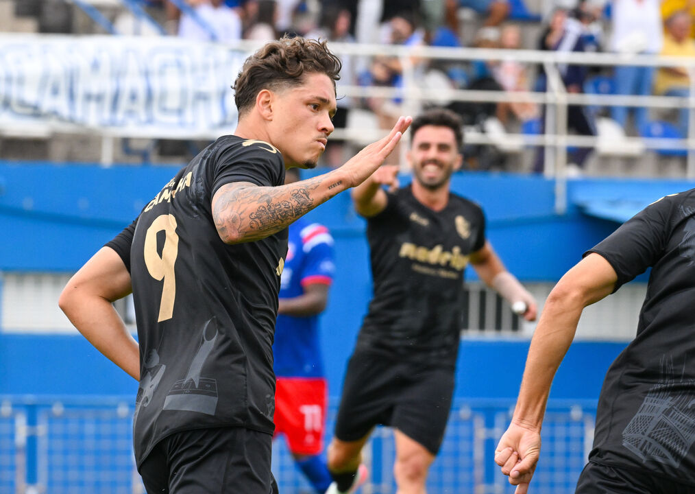 Gabriel Fraga festejou três vezes na goleada ao Monção