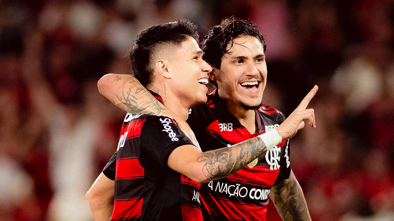 Flamengo goleia Vitória com show de Samuel Lino e hat trick de Pedro