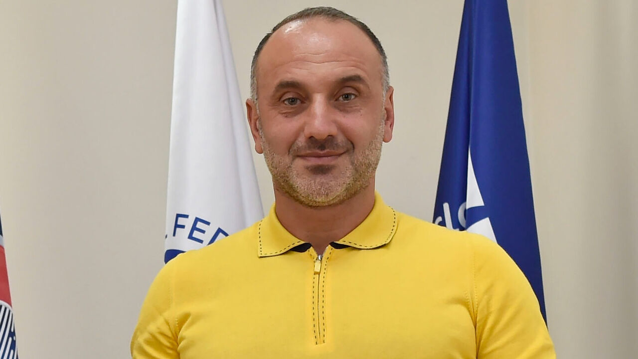 Yeghishe Melikyan, à direita