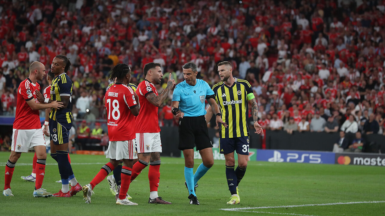 Benfica protesta após golos anulados contra o Fenerbahçe na Luz