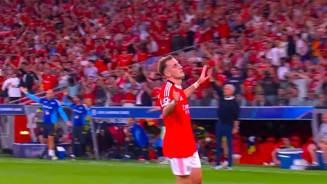 Kerem Aktürkoglu celebra golo pelo Benfica contra o Fenerbahçe