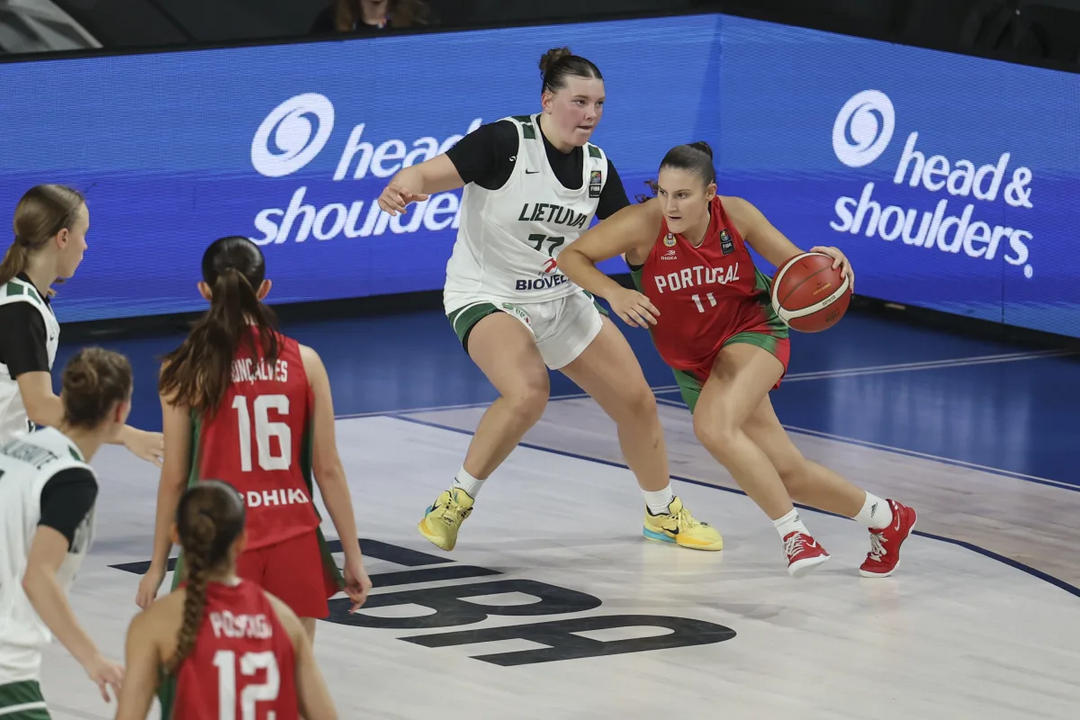 Jogadoras de basquetebol de Portugal e Lituânia competem num jogo