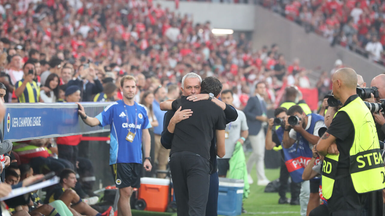 José Mourinho e Bruno Lage cumprimentam-se antes do Benfica-Fenerbahçe
