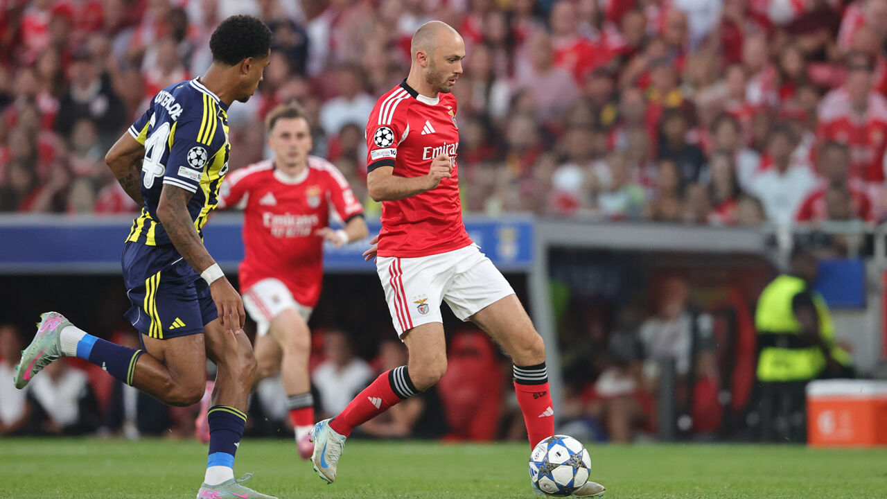 Aursnes com a bola controlada durante o Benfica-Fenerbahçe