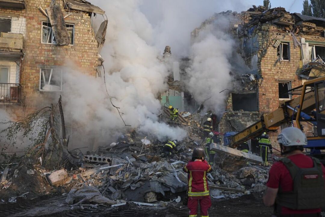 Ataque russo em Kiev mata civis e atinge delegação da UE. António Costa condena ação