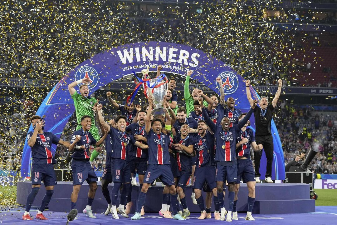 Equipa celebra vitória na final da Liga dos Campeões, com confetes e troféu