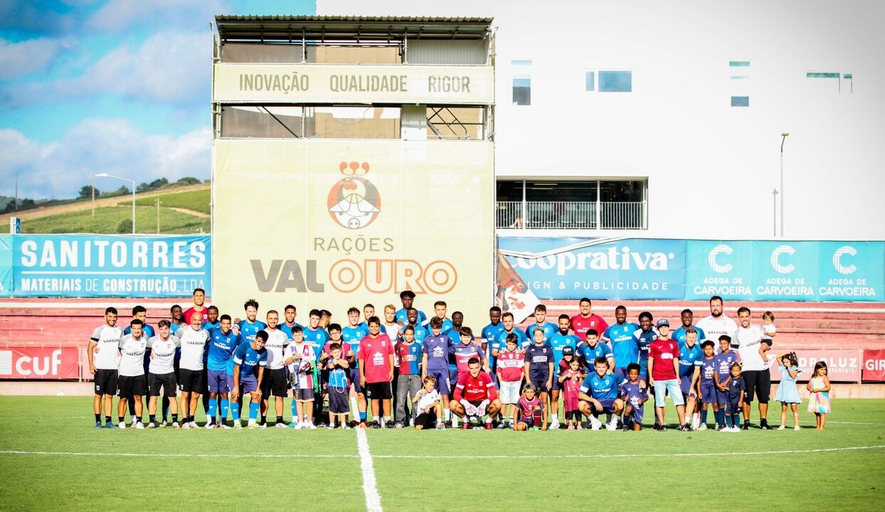 Equipa de futebol posa com o patrocínio de Rações Valouro