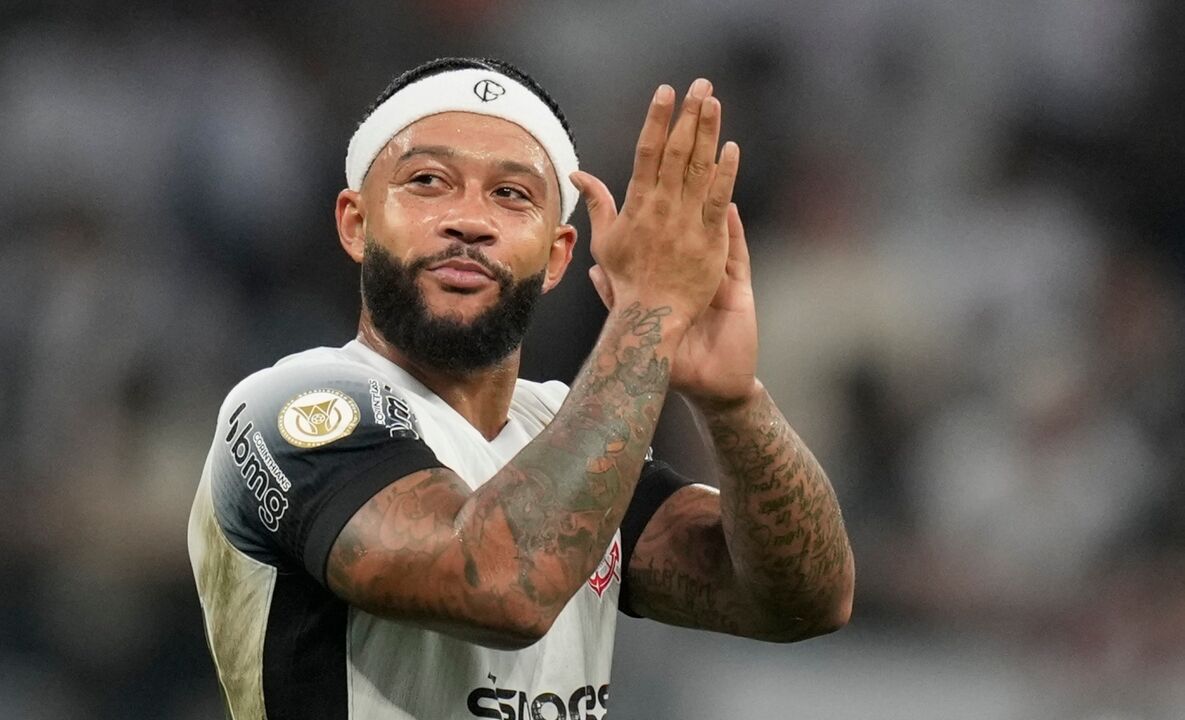 Depay critica a relva sintética do estádio Arena da Baixada