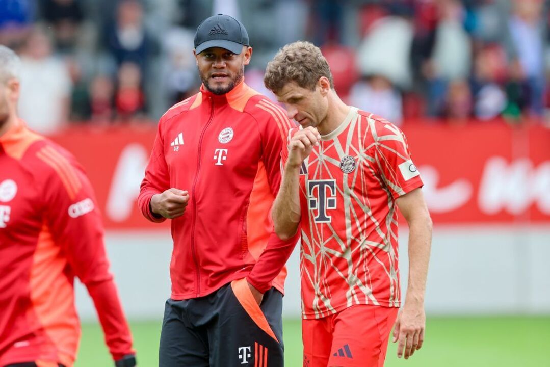 Müller e outro jogador do Bayern de Munique juntos no campo