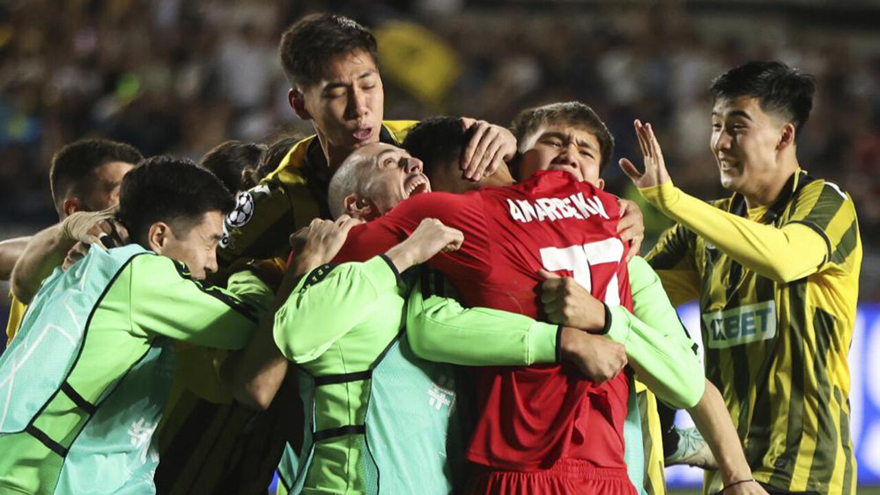 Equipa do Cazaquistão celebra vitória após viagem longa para jogo com o Sporting