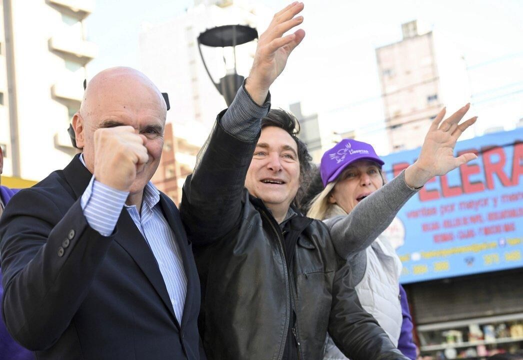 Javier Milei faz campanha com apoiantes na Argentina