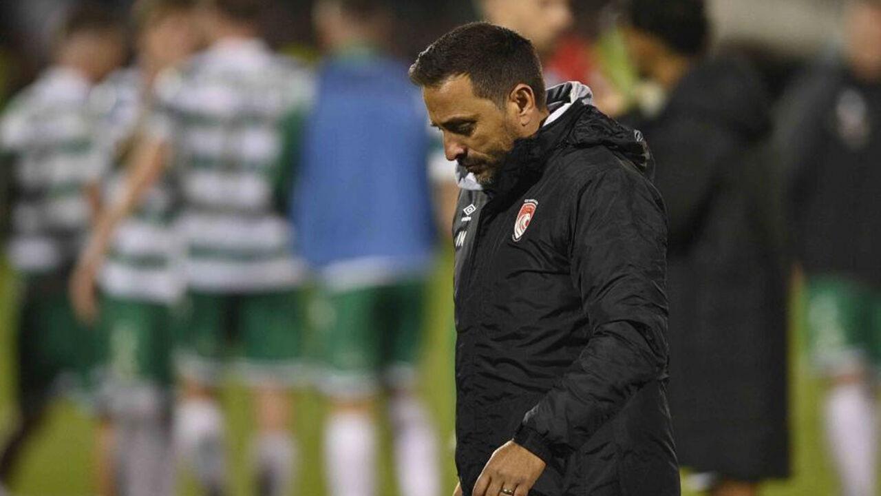 Treinador desanimado durante jogo