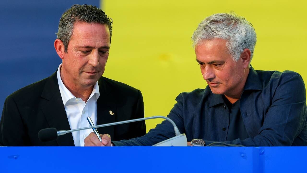 Ali Koç e José Mourinho no dia da assinatura do contrato com o Fenerbahçe