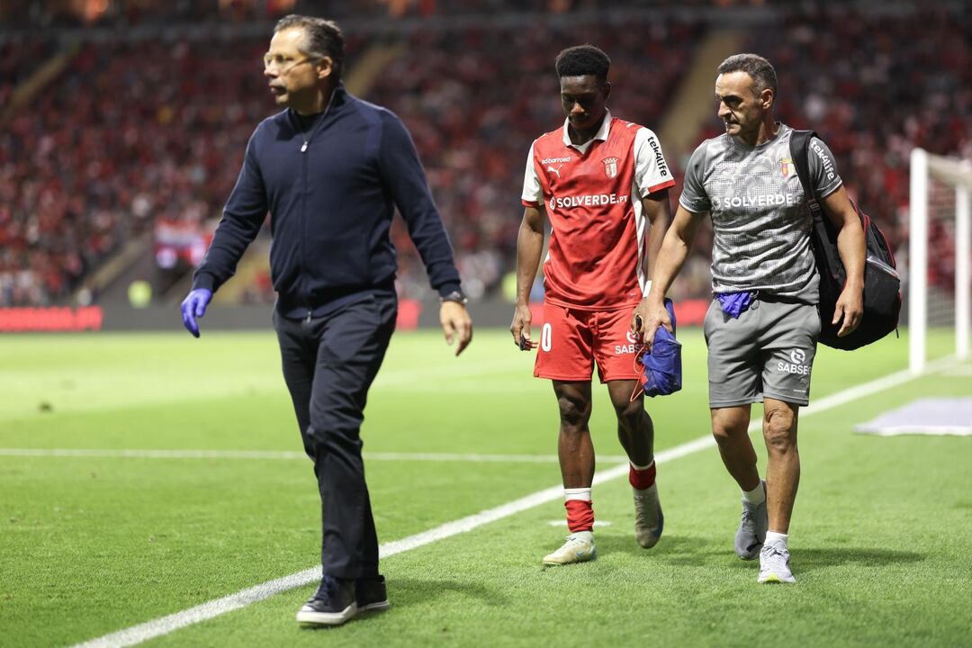 Dorgeles sofre entorse no tornozelo durante jogo, afastando-se dos relvados por seis semanas