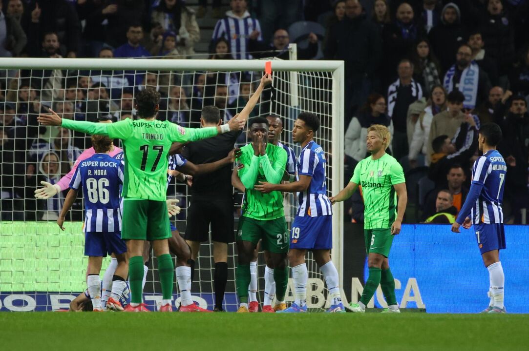 Expulsão marca jogo entre FC Porto e Sporting