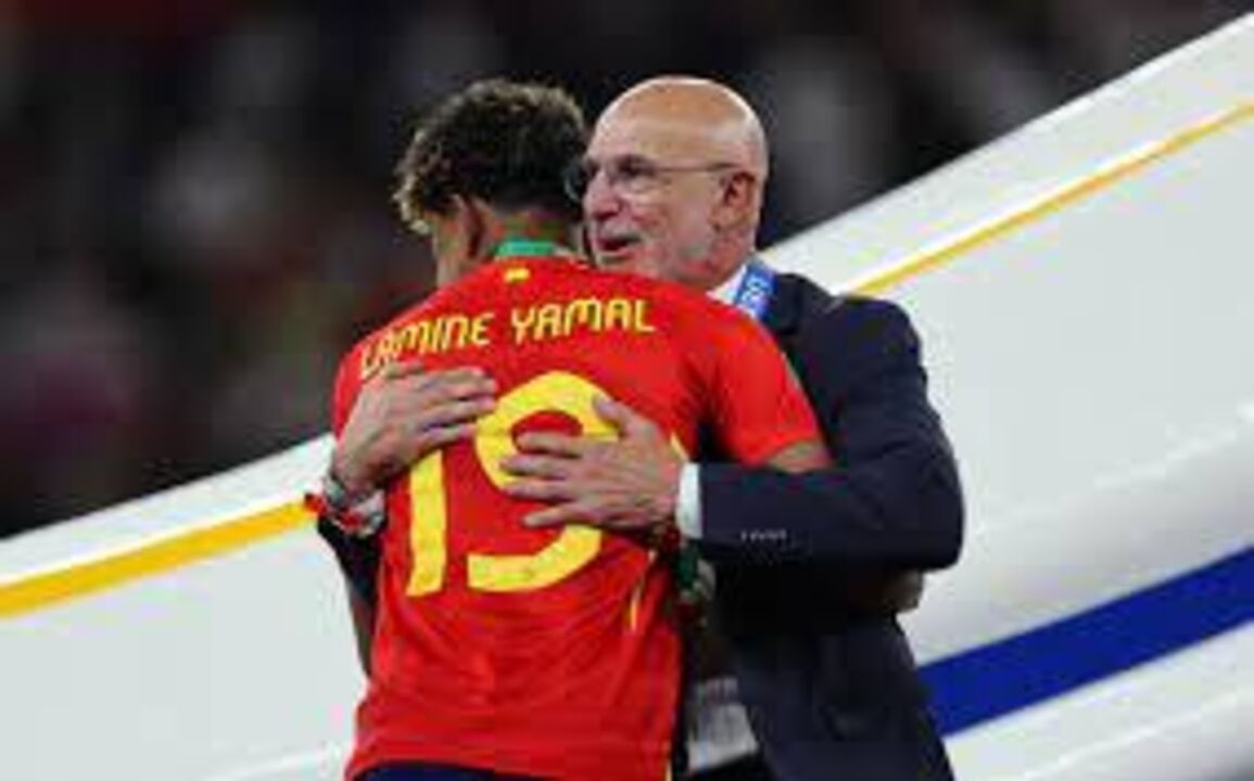 Selecionador espanhol defende Yamal após críticas, comparando-o a Alcaraz