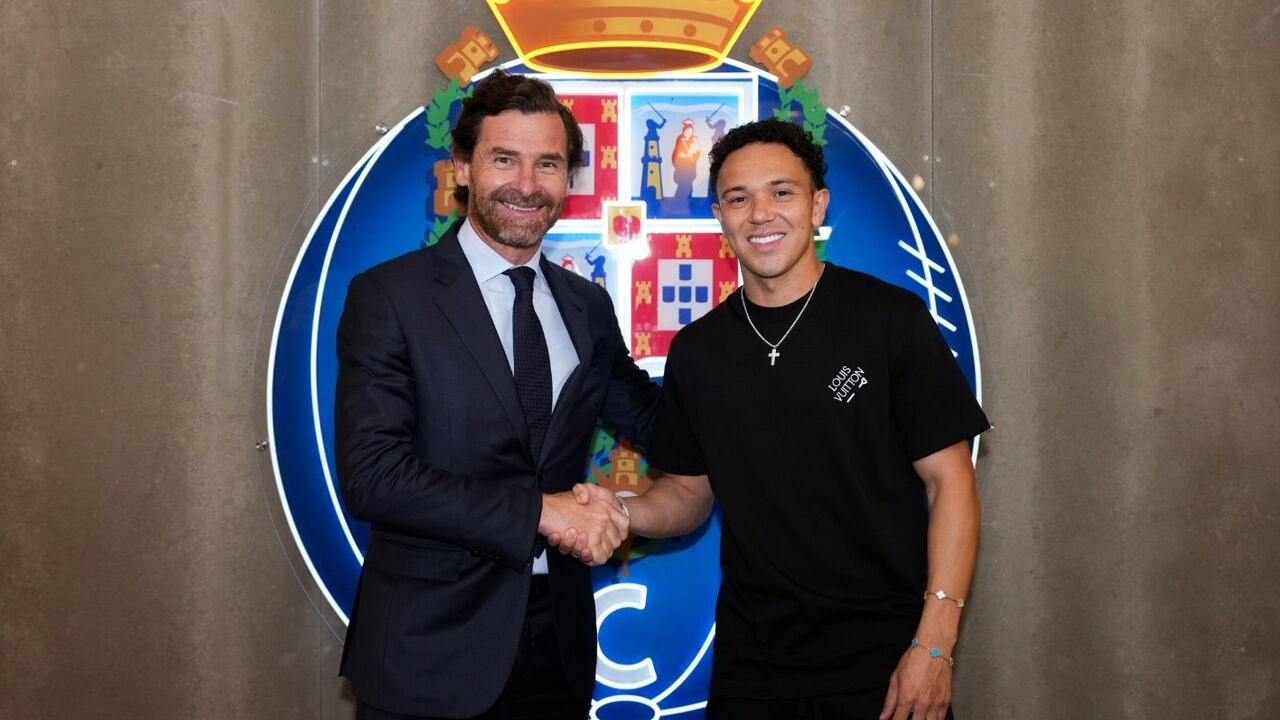 Pepê e André Villas-Boas após a renovação de contrato