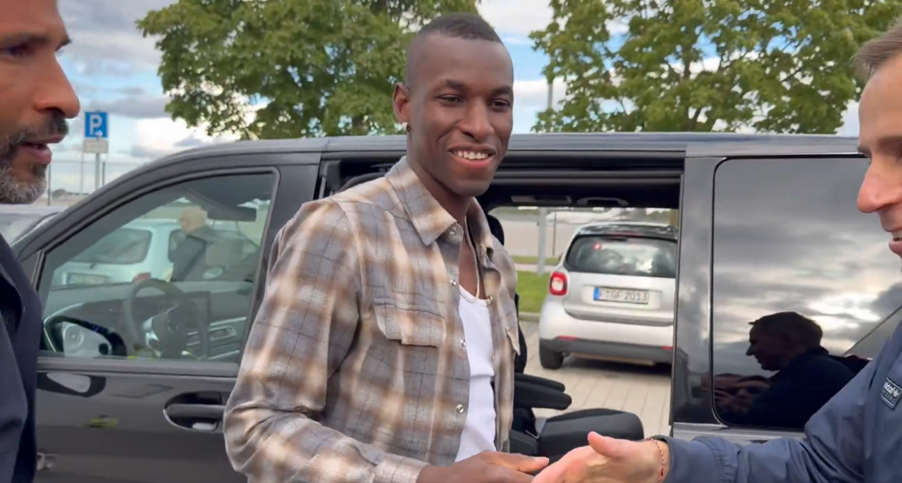 Nicolas Jackson à chegada ao aeroporto de Munique