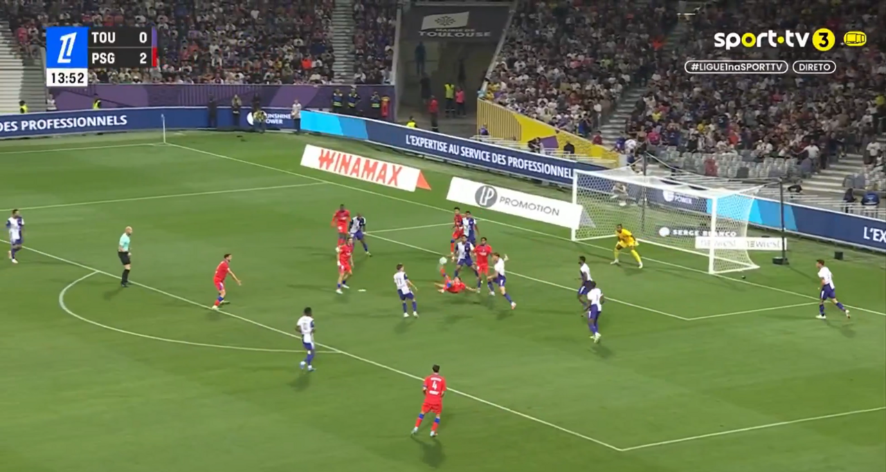 João Neves marca dois golos de bicicleta frente ao Toulouse: o segundo é uma obra de arte