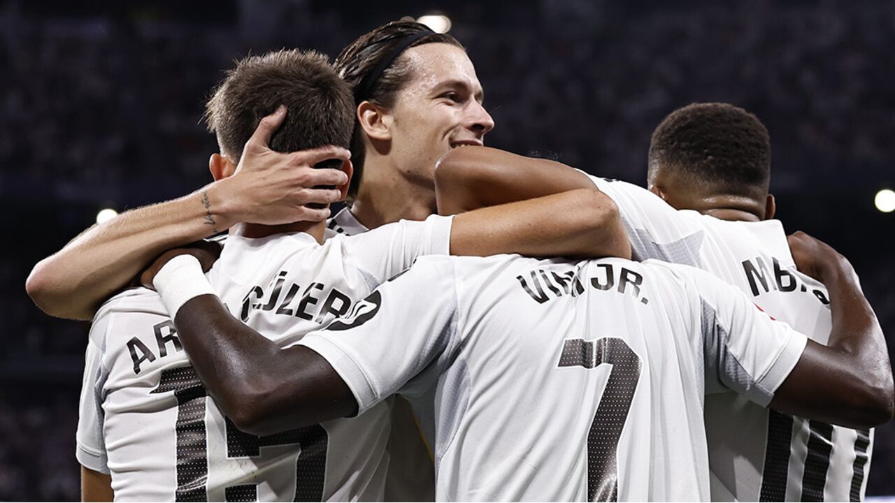 Álvaro Carreras comemora com Arda Güler e Vinícius