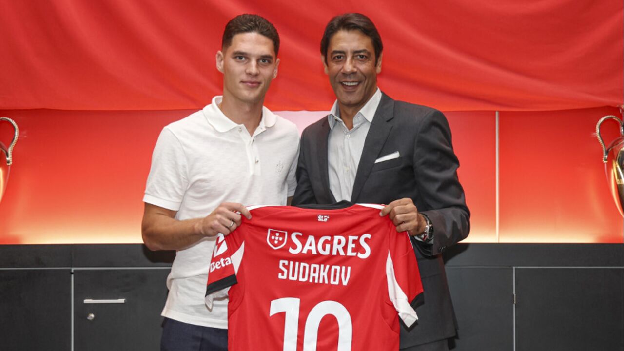 Sudakov com Rui Costa após a assinatura do contrato com o Benfica
