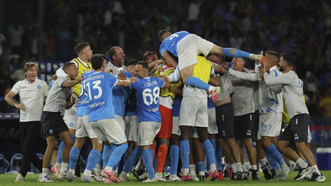 Jogadores do Nápoles festejam golo de Anguissa, que valeu a vitória frente ao Cagliari