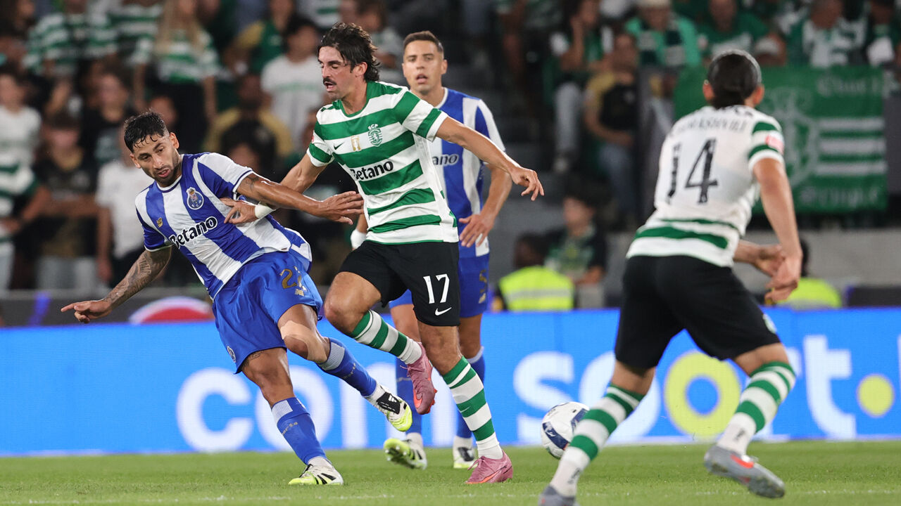 Os jogadores em ação durante o Sporting-FC Porto
