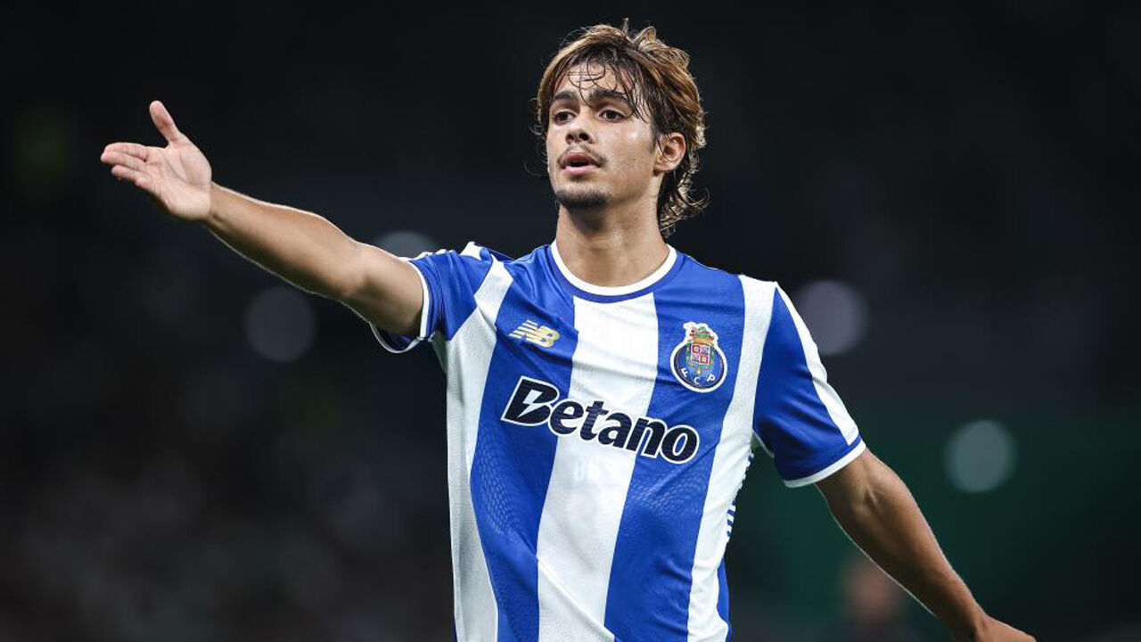 Rodrigo Mora foi titular no clássico e saiu aos 58'