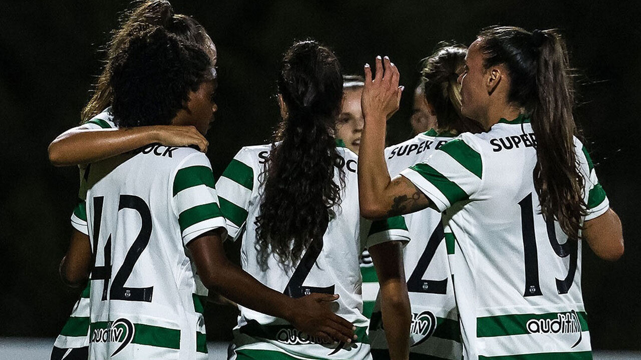 Jogadoras do Sporting a festejar 