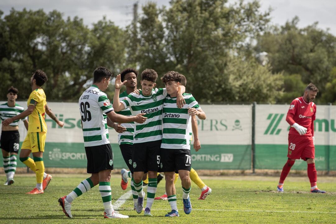 Sporting B vence Paços de Ferreira por 3-0 e assume liderança na II Liga