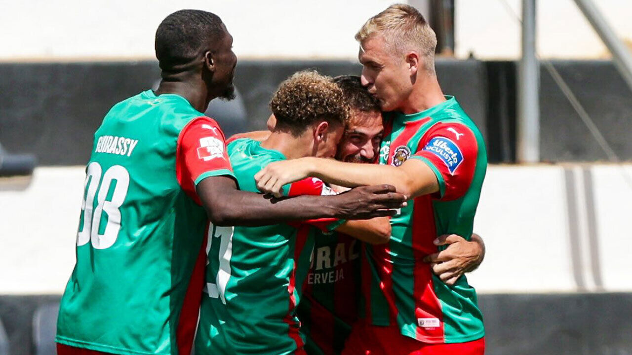 Jogadores do Marítimo a festejar 