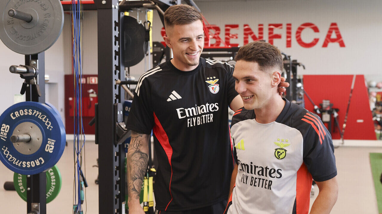 Sudakov conhece colegas do Benfica, incluindo Trubin, no ginásio
