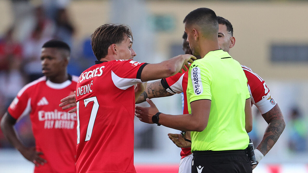 Árbitro e jogador Dedic discutem lance polémico no Alverca-Benfica