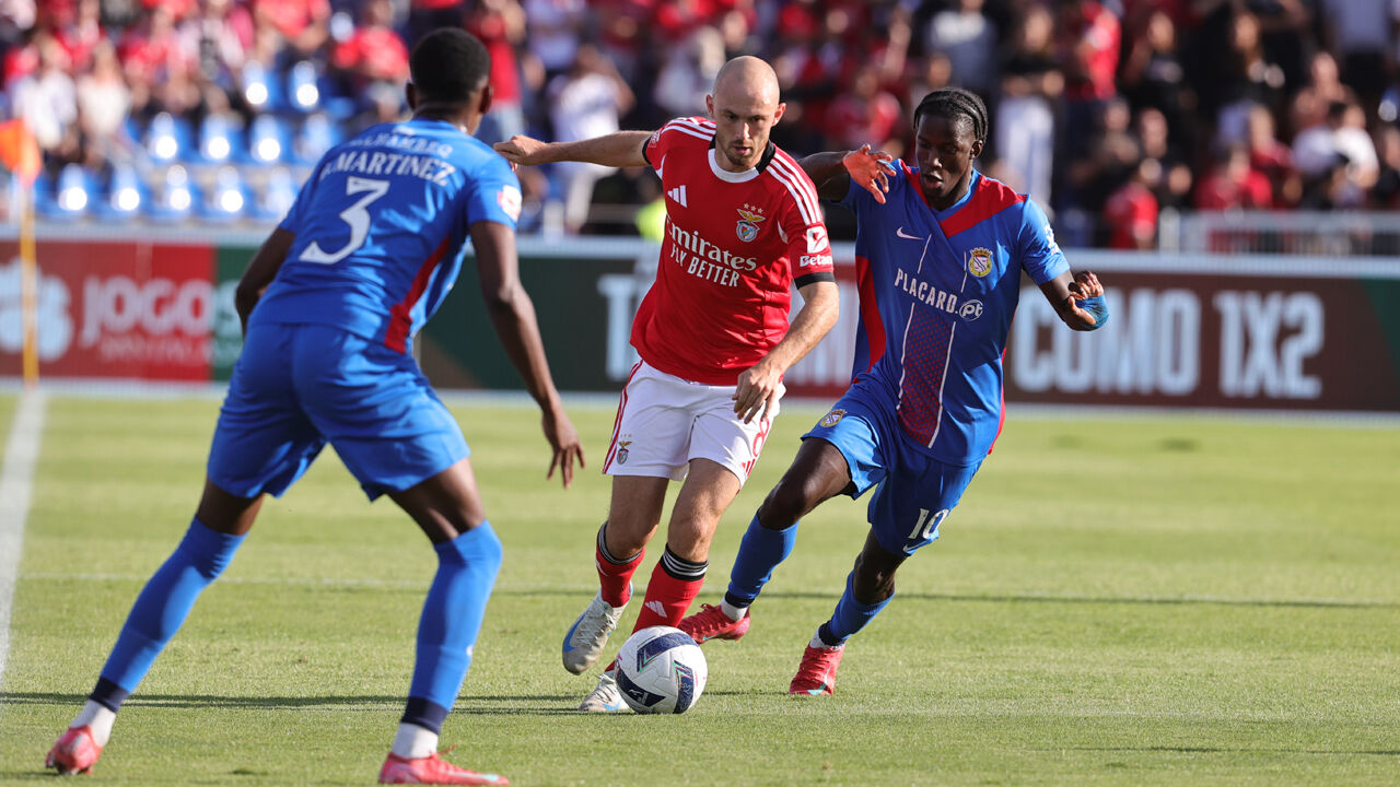 Aursnes em ação durante o Alverca-Benfica