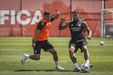 Ivanovic com Otamendi no treino do Benfica