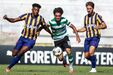 Gabriel Silva num duelo no particular entre Sporting B e Atlético