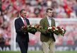 Ex-defesa do Liverpool e presidente do Ath. Bilbao deixam coroas de flores no relvado de Anfield