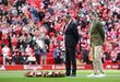 Ex-defesa do Liverpool e presidente do Ath. Bilbao deixam coroas de flores no relvado de Anfield
