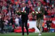 Ex-defesa do Liverpool e presidente do Ath. Bilbao deixam coroas de flores no relvado de Anfield