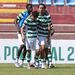 Flávio Gonçalves saudado pelos colegas após o golo marcado