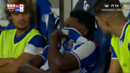 Samu lesionado no banco, visivelmente emocionado durante o Gil Vicente - Porto