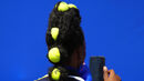 Penteado com bolas de ténis destaca-se num evento