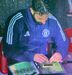 Neste meme treinador do Manchester United analisa táticas com cigarro 'suspeito'...